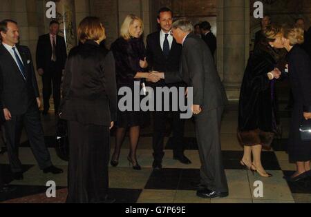 Königin Sonja von Norwegen begrüßt die Herzogin von Gloucester (rechts), als der Herzog von Gloucester Kronprinzessin Mette-Marit und Kronprinz Haakon (Mitte) vorgestellt wird. Stockfoto