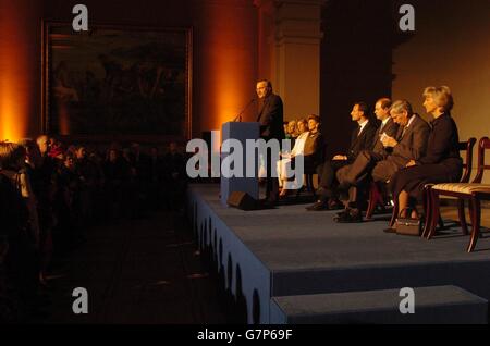 (r-l) auf der Bühne sitzen der Herzog und die Herzogin von Gloucester, zusammen mit dem Grafen von Wessex, Kronprinz Haakon, Königin Sonja von Norwegen, der Gräfin von Wessex, Kronprinzessin Mette-Marit und der Prinzessin Royal. Stockfoto