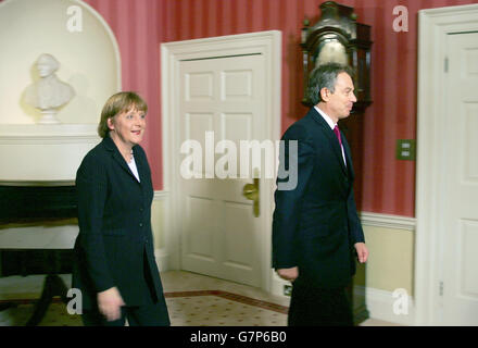 Angela Merkel, Vorsitzende der deutschen Oppositionspartei CDU, trifft den britischen Premierminister Tony Blair. Stockfoto