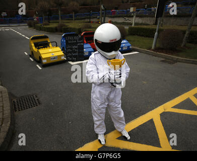 Kleine Versionen von TV's berühmtem Top Gear Moderator Little the Stig schlagen Little Clarkson - Luc Hutter, 11 Jahre alt, Little Hammond - Oliver Cater, 10 Jahre alt, Little May - Mackenzie Batey-Grey, 11 Jahre alt, bei einer speziellen Testfahrt im LEGOLAND Windsor Resort in berkshire, Diese Woche, da das Resort seine weltberühmte LEGO City Fahrschule für die Saison 2015 wiedereröffnet. Stockfoto