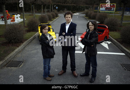 Kleine Versionen der berühmten Top-Gear-Moderatoren des Fernsehers, Little Clarkson (Mitte) - Luc Hutter, 11 Jahre alt, Little Hammond (links) - Oliver Cater, 10 Jahre alt, Little May (rechts) - Mackenzie Batey-Grey, 11 Jahre alt, Und Little The Stig (nicht abgebildet), führen Sie diese Woche eine spezielle Probefahrt im Legoland Windsor Resort in Bekshire durch, während das Resort seine weltberühmte LEGO City Driving School für die Saison 2015 wiedereröffnet. Stockfoto