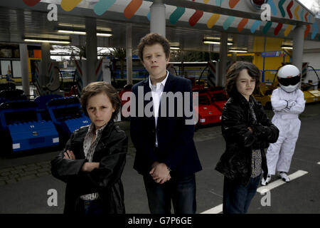 Kleine Versionen der berühmten Top-Gear-Moderatoren des Fernsehers, Little Clarkson (Mitte) - Luc Hutter, 11 Jahre alt, Little Hammond (links) - Oliver Cater, 10 Jahre alt, Little May (rechts) - Mackenzie Batey-Grey, 11 Jahre alt, Und Little The Stig (ganz rechts), führen Sie diese Woche eine spezielle Probefahrt im Legoland Windsor Resort in Bekshire durch, während das Resort seine weltberühmte LEGO City Driving School für die Saison 2015 wiedereröffnet. Stockfoto