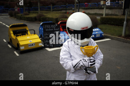 Kleine Versionen von TV's berühmtem Top Gear Moderator Little the Stig schlägt Little Clarkson - Luc Hutter, 11 Jahre alt, Little Hammond - Oliver Cater, 10 Jahre alt, Little May - Mackenzie Batey-Grey, 11 Jahre alt, bei einer speziellen Probefahrt im LEGOLAND&uml; Windsor Resort in Berkshire, diese Woche, als das Resort seine weltberühmte LEGO & uml; City Driving School für die Saison 2015 wiedereröffnet. Stockfoto