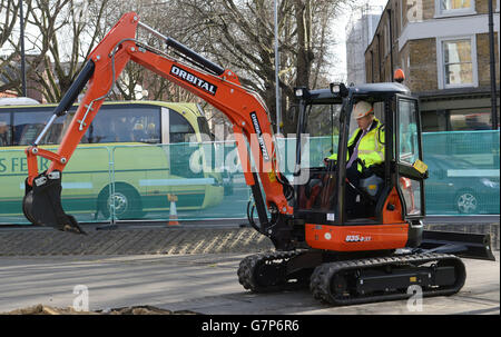 Der Bürgermeister von London Boris Johnson bei einem Besuch im St. George's Circus in Southwark, London, während der Bau des neuen North-South Cycle Superhighway beginnt. Stockfoto