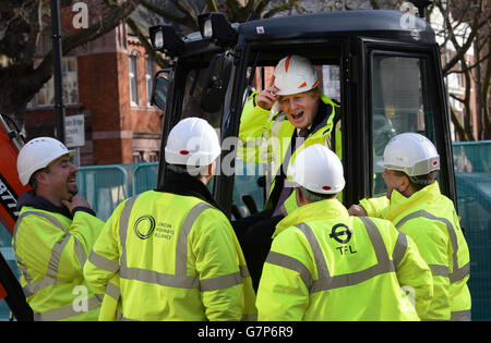 Der Bürgermeister von London Boris Johnson (Mitte) bei einem Besuch im St. George's Circus in Southwark, London, während der Bau des neuen North-South Cycle Superhighway beginnt. Stockfoto