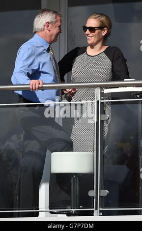 Zara Tindall beobachtet das Sky Bet Supreme Novices' Hurdle Race am Champion Day während des Cheltenham Festivals auf der Cheltenham Rennbahn. Stockfoto