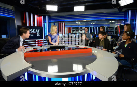 S Zeitung First News Leser im Rahmen der Sky News Stand Up Be Cunted Kampagne, um junge Menschen mit Politik zu beschäftigen. Stockfoto