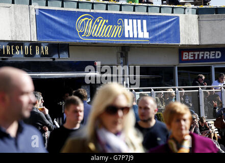 Pferderennen - William Hill Imperial Cup Day - Sandown Racecourse. William Hill Beschilderung rund um die Sandown Park Rennbahn. Stockfoto