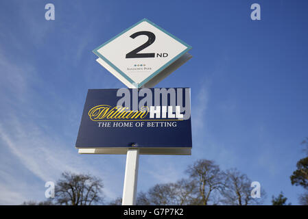 -William Hill Imperial Cup Regattatag - Sandown Pferderennbahn Stockfoto