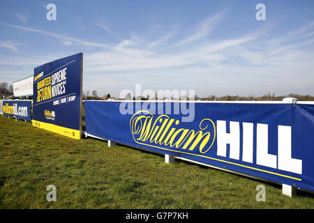 -William Hill Imperial Cup Regattatag - Sandown Pferderennbahn Stockfoto