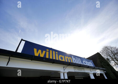 -William Hill Imperial Cup Regattatag - Sandown Pferderennbahn Stockfoto