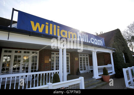 Pferderennen - William Hill Imperial Cup Day - Sandown Racecourse. William Hill Beschilderung rund um die Sandown Park Rennbahn. Stockfoto