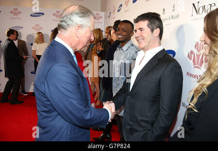 Der Prinz von Wales trifft Simon Cowell (rechts) während der Prince's Trust und Samsung Celebrate Success Awards im Odeon, Leicester Square im Zentrum von London. Stockfoto