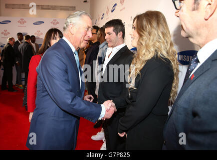 Der Prinz von Wales trifft (3. Links-rechts) Simon Cowell, Ella Henderson und Kevin Spacey während des Prince's Trust und Samsung Celebrate Success Awards, im Odeon, Leicester Square im Zentrum von London. Stockfoto