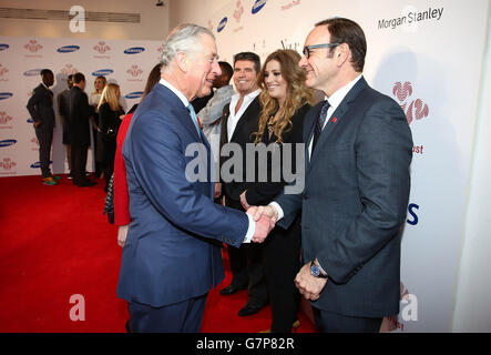 Der Prinz von Wales trifft (3. Links-rechts) Simon Cowell, Ella Henderson und Kevin Spacey während des Prince's Trust und Samsung Celebrate Success Awards, im Odeon, Leicester Square im Zentrum von London. Stockfoto