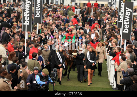 Der siegreiche Jockey Sam Twiston-Davies feiert auf Ausweichen Bullets nach dem Sieg In der Betway Queen Mutter Champion Chase Stockfoto