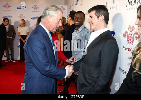 Der Prinz von Wales trifft Simon Cowell (rechts) während der Prince's Trust und Samsung Celebrate Success Awards im Odeon, Leicester Square im Zentrum von London. Stockfoto