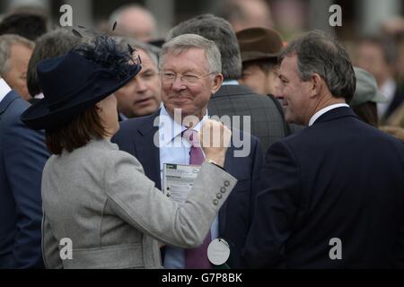 Sir Alex Ferguson (Mitte) und Bryan Robson (rechts) im Paradering am St. Patrick's Day während des Cheltenham Festivals auf der Cheltenham Rennbahn. Stockfoto