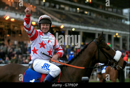 James Collins feiert den Gewinn des St Patrick's Derby Charity Race auf der Knight's Parade am St. Patrick's Day während des Cheltenham Festivals auf der Pferderennbahn Cheltenham. DRÜCKEN SIE VERBANDSFOTO. Bilddatum: Donnerstag, 12. März 2015. Siehe PA Story RACING Cheltenham. Bild Kredit sollte lauten: Nick Potts/PA Wire. Stockfoto