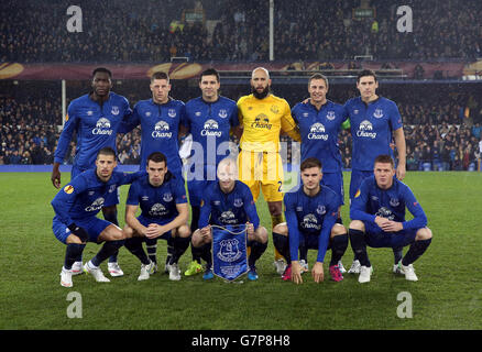 (Von links nach rechts) Everton Team Group: Back Row - Romelu Lukaku, Ross Barkley, Antolin Alcaraz, Everton-Torwart Tim Howard, Phil Jagielka und Gareth Barry. Front Row: Kevin Mirallas, Seamus Coleman, Steven Naismith, Luke Garbutt und James McCarthy vor dem Spiel der UEFA Europa League im Goodison Park, Liverpool. DRÜCKEN SIE VERBANDSFOTO. Bilddatum: Donnerstag, 12. März 2015. Siehe PA Geschichte FUSSBALL Everton. Bildnachweis sollte lauten: Peter Byrne/PA Wire Stockfoto