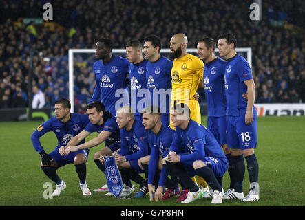 (Von links nach rechts) Everton Team Group: Back Row - Romelu Lukaku, Ross Barkley, Antolin Alcaraz, Everton Torwart Tim Howard, Phil Jagielka und Gareth Barry. Front Row: Kevin Mirallas, Seamus Coleman, Steven Naismith, Luke Garbutt und James McCarthy Stockfoto