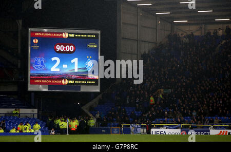 Die Anzeigetafel zeigt das Endergebnis von 2-1 für Everton während des Spiels der UEFA Europa League im Goodison Park, Liverpool. DRÜCKEN SIE VERBANDSFOTO. Bilddatum: Donnerstag, 12. März 2015. Siehe PA Geschichte FUSSBALL Everton. Bildnachweis sollte lauten: Peter Byrne/PA Wire Stockfoto