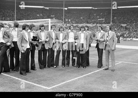 Das Team von Newcastle United schaut sich vor dem Spiel Wembley an. Abgebildet ist Terry McDermott, der ein Elster-Maskottchen hält. Das Team von Newcastle United schaut sich vor dem Spiel Wembley an. Abgebildet ist Terry McDermott, der ein Elster-Maskottchen hält. (l-r) Unbekannt, John Tudor, Pat Howard, Terry Hibbitt, ? Malcolm Macdonald, Iam McFaul, Tommy Gibb, ? Tommy Cassidy, Terry McDermott, Jimmy Smith, Frank Clark und Bobby Moncur. Stockfoto