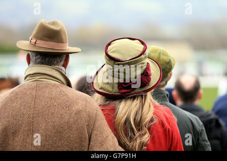 Pferderennen - 2015 Cheltenham Festival - St. Patrick's Day - Cheltenham Rennbahn. Rennfahrer beobachten die Action am Donnerstag von St. Patrick auf der Pferderennbahn von Cheltenham Stockfoto