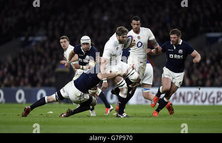 Der englische Geoff Parling (Mitte) wird vom schottischen David Denton (links) während des RBS 6 Nations-Spiels in Twickenham, London, abgetackelt. DRÜCKEN SIE VERBANDSFOTO. Bilddatum: Samstag, 14. März 2015. Siehe PA Story RUGBYU England. Bildnachweis sollte lauten: Andrew Matthews/PA Wire. Stockfoto