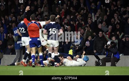 Rugby Union - 2015 RBS 6 Nations - England gegen Schottland - Twickenham. Der Engländer Jack Nowell taucht auf, um beim RBS 6 Nations-Spiel in Twickenham, London, einen Versuch zu machen. Stockfoto