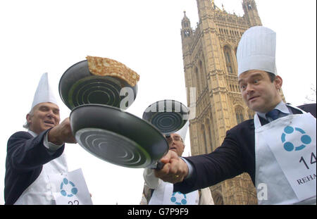 Herren V Commons Pancake Race - College Green, Westminster Stockfoto