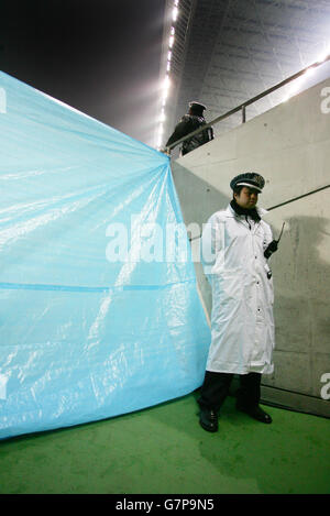 Es wird eine Leinwand aufgesetzt, um die japanischen Medien daran zu hindern, das Training des nordkoreanischen Teams im Saitama Stadium 2002 vor der WM 2006-Qualifikation, Japan gegen Nordkorea, zu Filmen Stockfoto