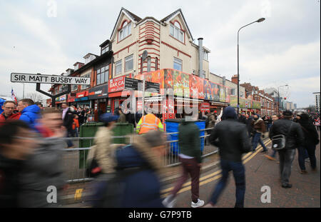 Fußball - Barclays Premier League - Manchester United / Tottenham Hotspur - Old Trafford. Die Fans machen sich vor dem Spiel zwischen Manchester United und Tottenham Hotspur auf den Weg nach Old Trafford mit Sir Matt Busby. Stockfoto