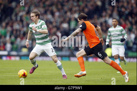 Beim QTS Scottish League Cup Final im Hampden Park, Glasgow, kämpfen Stefan Johansen von Celtic und Paul Paton von Dundee United um den Ball. Stockfoto