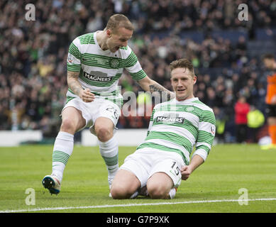 Celtic's Kris Commons feiert mit Leigh Griffiths, nachdem er beim QTS Scottish League Cup Finale im Hampden Park, Glasgow, Punkten konnte. DRÜCKEN Sie VERBANDSFOTO. Bilddatum: Sonntag, 15. März 2015. Siehe PA Geschichte FUSSBALL Scottish Cup. Bildnachweis sollte lauten: Jeff Holmes/PA Wire. Stockfoto