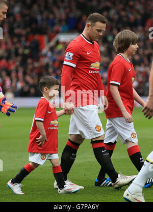 Fußball - Barclays Premier League - Manchester United / Tottenham Hotspur - Old Trafford. Wayne Rooney von Manchester United geht mit seinem Sohn Kai (links) vor dem Spiel gegen Tottenham Hotspur aus. Stockfoto
