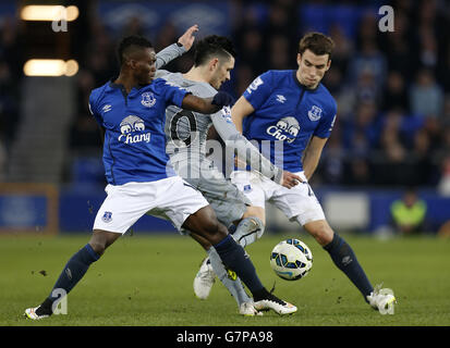 Evertons Christian Atsu (links) und Remy Cabella (Mitte) von Newcastle United kämpfen während des Spiels der Barclays Premier League im Goodison Park, Liverpool, um den Ball. DRÜCKEN SIE VERBANDSFOTO. Bilddatum: Sonntag, 15. März 2015. Siehe PA Geschichte FUSSBALL Everton. Bildnachweis sollte lauten: Lynne Cameron/PA Wire. Stockfoto