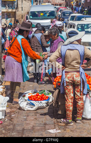 Bunte Straßenszene auf dem Markt von San Pedro in Cusco, Peru Stockfoto