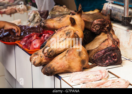 Tierköpfe und inneren Organe verkauft auf dem Markt von San Pedro in Cusco, Peru Stockfoto