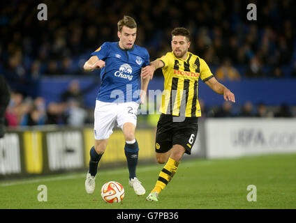 Evertons Seamus Coleman (links) und Leonardo Bertone der BSC Young Boys kämpfen während des Europa League-Spiels im Goodison Park, Liverpool, um den Ball. DRÜCKEN SIE VERBANDSFOTO. Bilddatum: Donnerstag, 26. Februar 2015. Siehe PA Geschichte FUSSBALL Everton. Bildnachweis sollte lauten: Martin Rickett/PA Wire Stockfoto