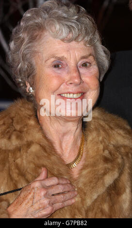 2004 TV Moments Awards - BBC Television Center. Hilda Braid kommt an. Stockfoto