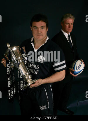 Gordon Bulloch (L), der Kapitän der schottischen Rugby-Union, und Matt Williams, Trainer der RBS 6 Nations Trophy während des Starts der Meisterschaft 2005. Stockfoto