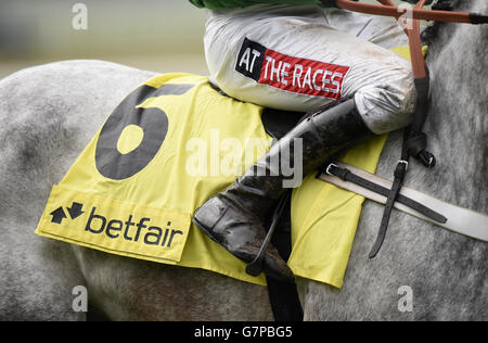 Detailansicht eines Betfair Satteltuchs neben einem Jockey Boot mit bei den Rennen Branding auf ihm Stockfoto