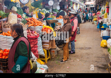 Bunte Szene innen San Pedro Markt Gemüse Abschnitt in Cusco, Peru Stockfoto