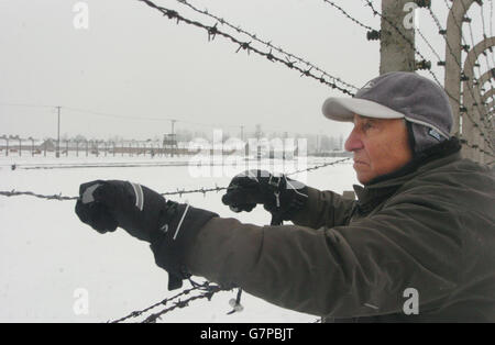 Holocaust-Mahnmal - erneuter Besuch Holocaust-Überlebenden Auschwitz Stockfoto