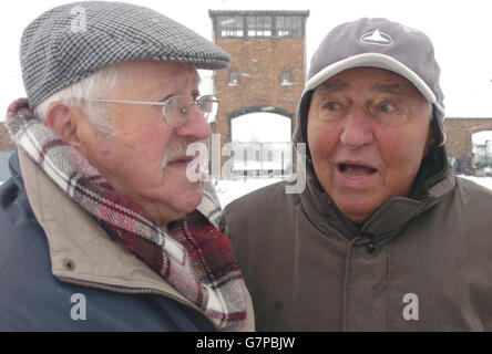 Die Holocaust-Überlebenden Bob Obuchowski, Left, und David Herman kehren in das ehemalige Nazi-Todeslager Auschwitz-Birkenau in Polen zurück, wo sie einen Teil des Zweiten Weltkriegs verbrachten. Die beiden Männer, polnische Juden, die jetzt in Essex und London leben, kehrten zum 60. Jahrestag der Befreiung des Nazi-Konzentrationslagers nach Auschwitz zurück. Stockfoto