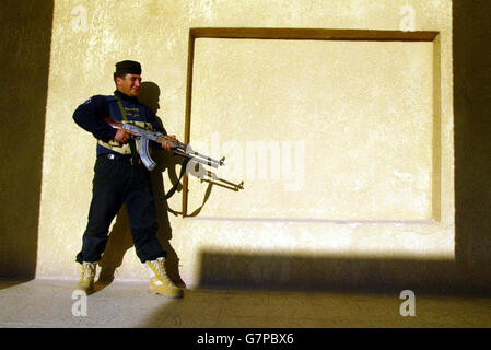 Ein irakischer Polizeibeamter im Polizeihauptquartier in Az Zubayr. Stockfoto