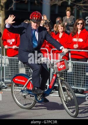 Boris Johnson, Bürgermeister von London, bei einer Auftaktveranstaltung im Zentrum von London, bei der Santander als neuer Sponsor des Londoner Fahrradverleihs bekannt gegeben wurde. Stockfoto