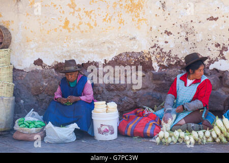 Zwei Frauen verkaufen weißen Mais, grünen Bohnen und Käse aus dem Bürgersteig in der San Pedro Markt Bezirk von Cusco, Peru Stockfoto