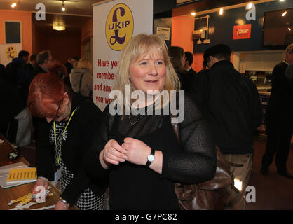 Kirsten Farage begrüßt die Delegierten bei ihrer Ankunft zur UKIP-Frühjahrstagung im Winter Gardens Theatre in Margate, Kent. Stockfoto